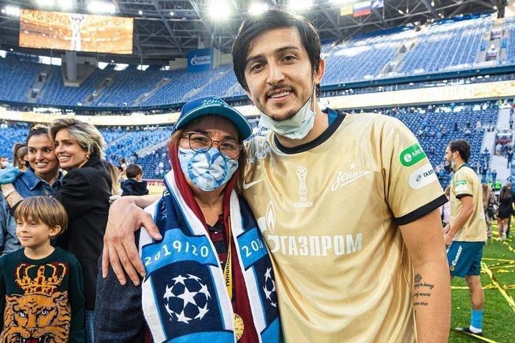 (عکس) سردار و مادرش در جشن قهرمانی (عکس) سردار و مادرش در جشن قهرمانی